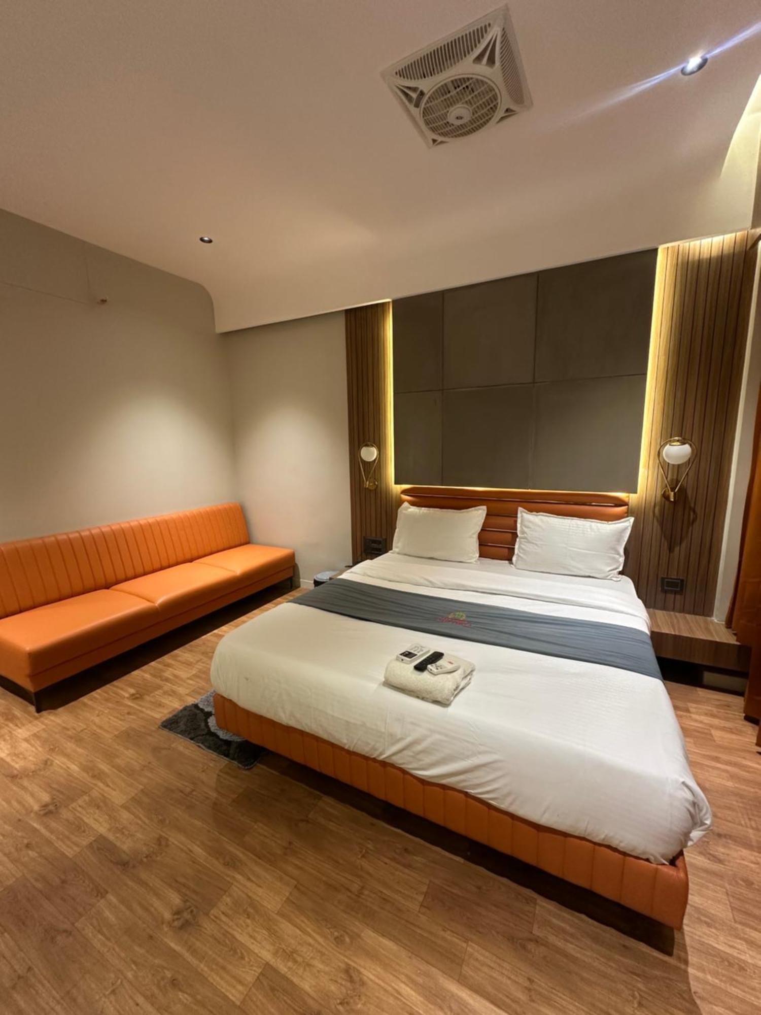 Hotel Victoria Prime Surat Bagian luar foto