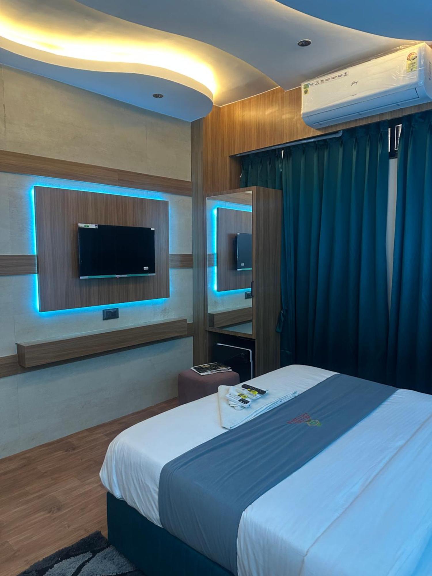 Hotel Victoria Prime Surat Bagian luar foto