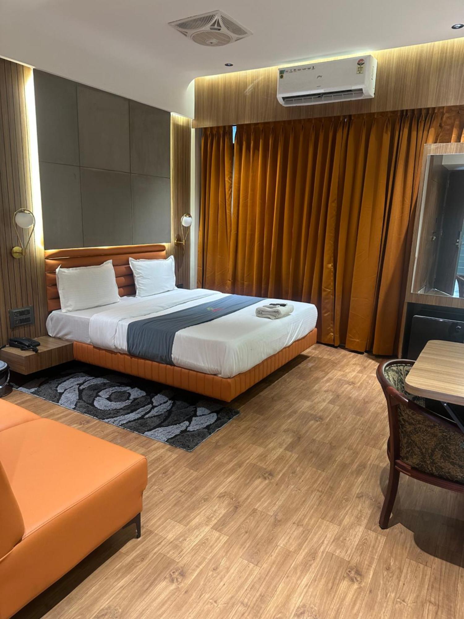 Hotel Victoria Prime Surat Bagian luar foto