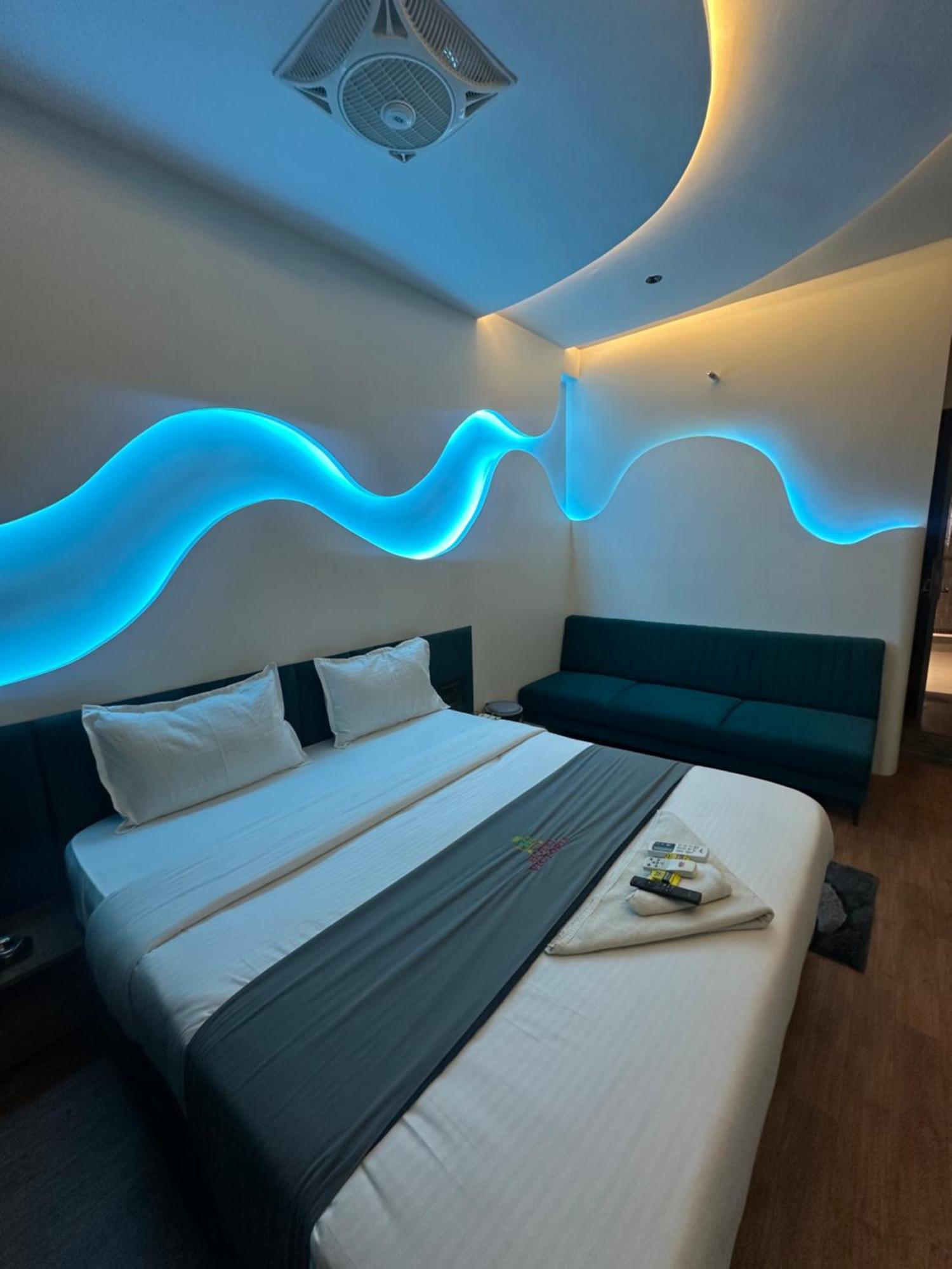 Hotel Victoria Prime Surat Bagian luar foto