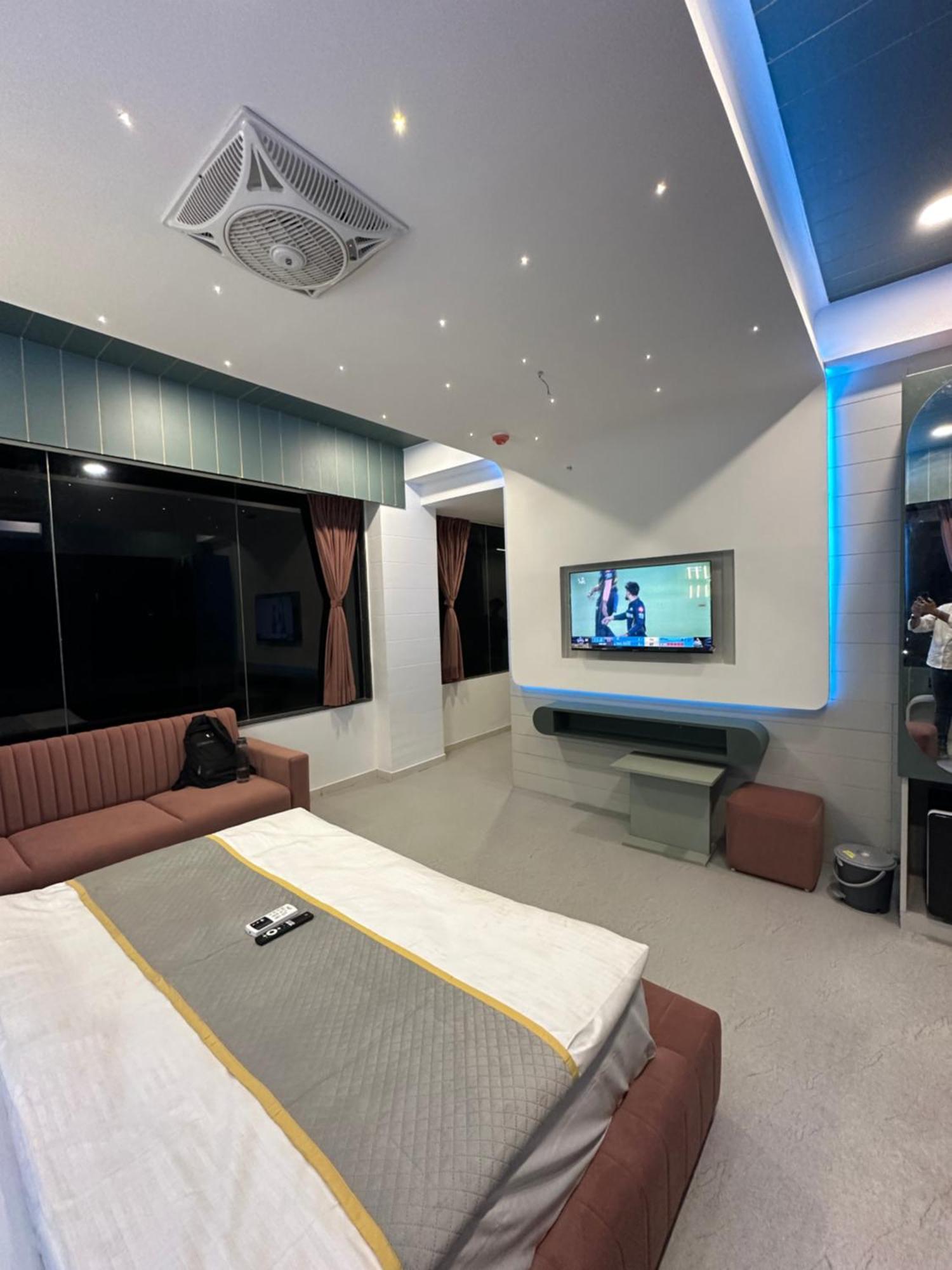 Hotel Victoria Prime Surat Bagian luar foto