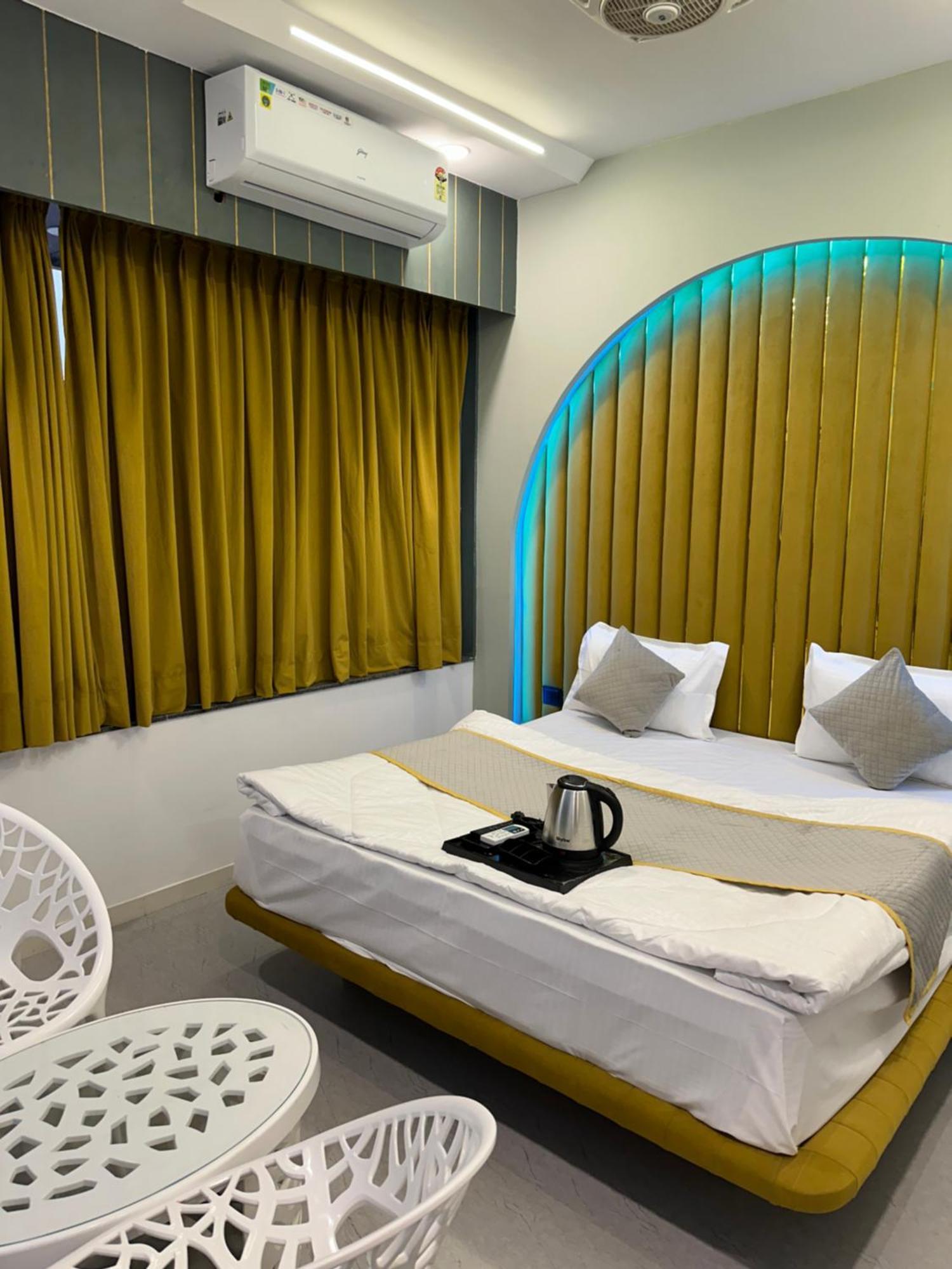 Hotel Victoria Prime Surat Bagian luar foto