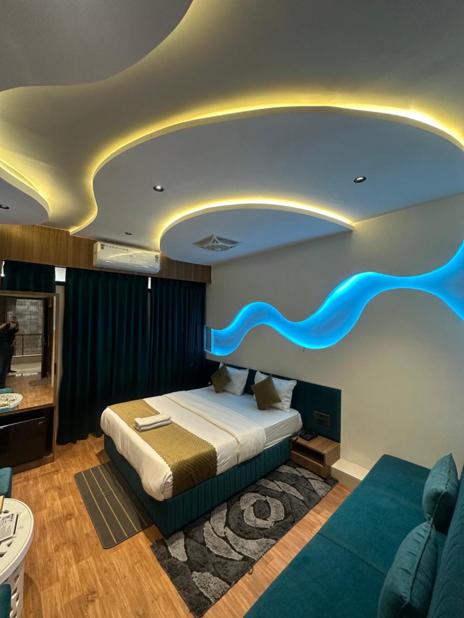 Hotel Victoria Prime Surat Bagian luar foto