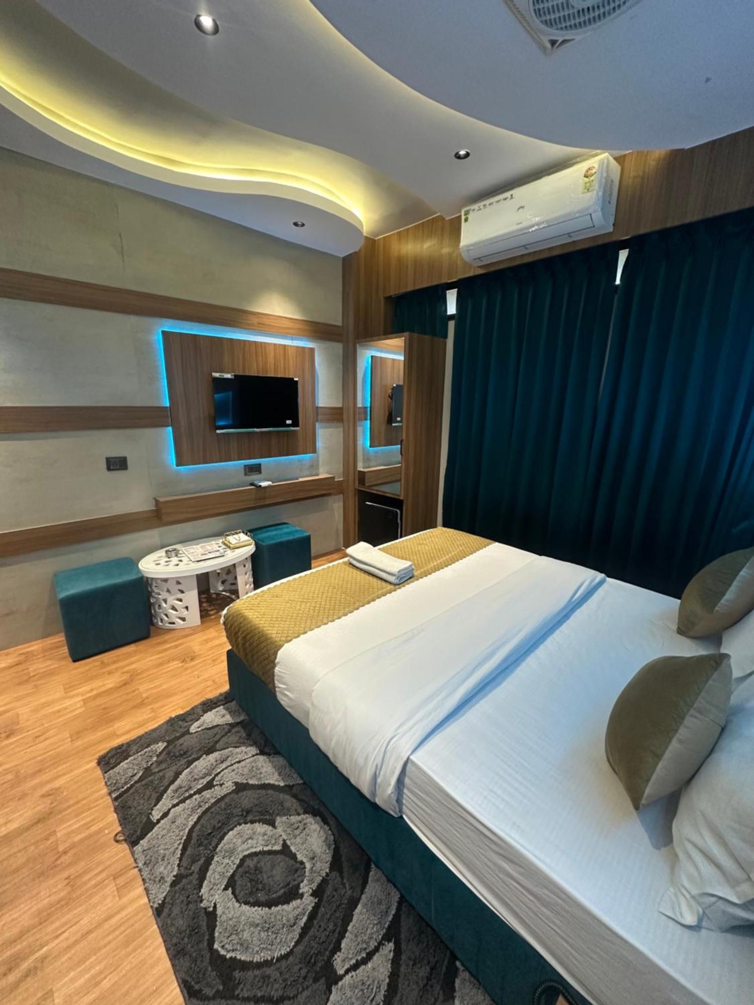 Hotel Victoria Prime Surat Bagian luar foto
