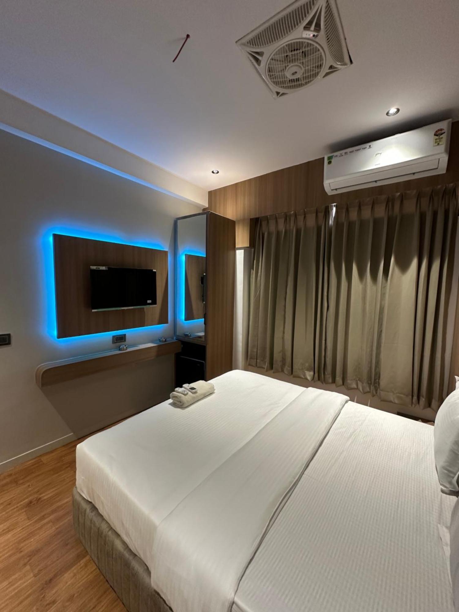 Hotel Victoria Prime Surat Bagian luar foto