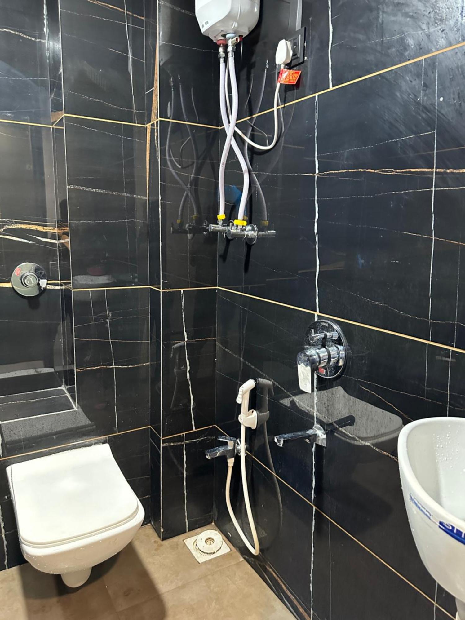 Hotel Victoria Prime Surat Bagian luar foto