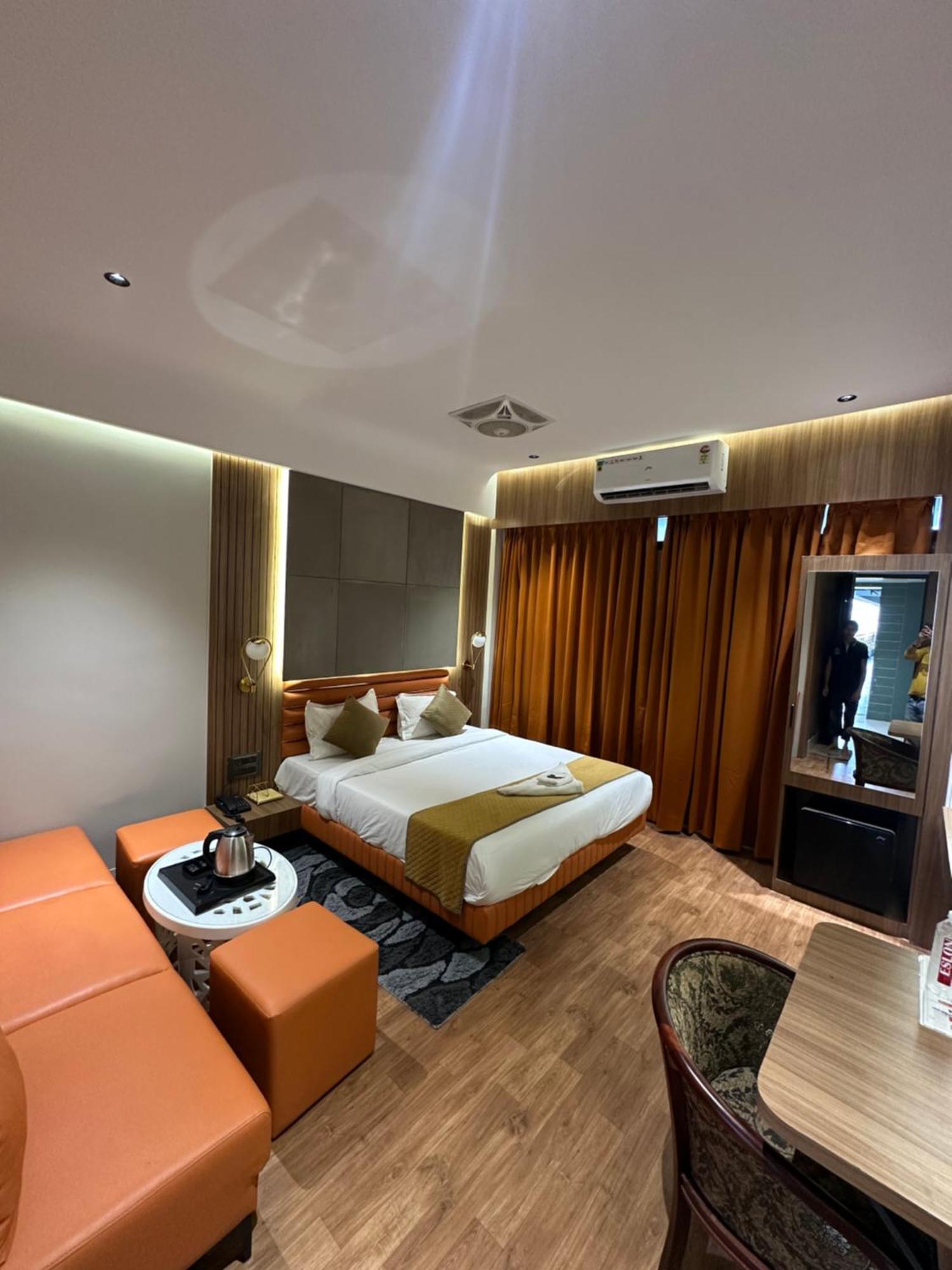 Hotel Victoria Prime Surat Bagian luar foto