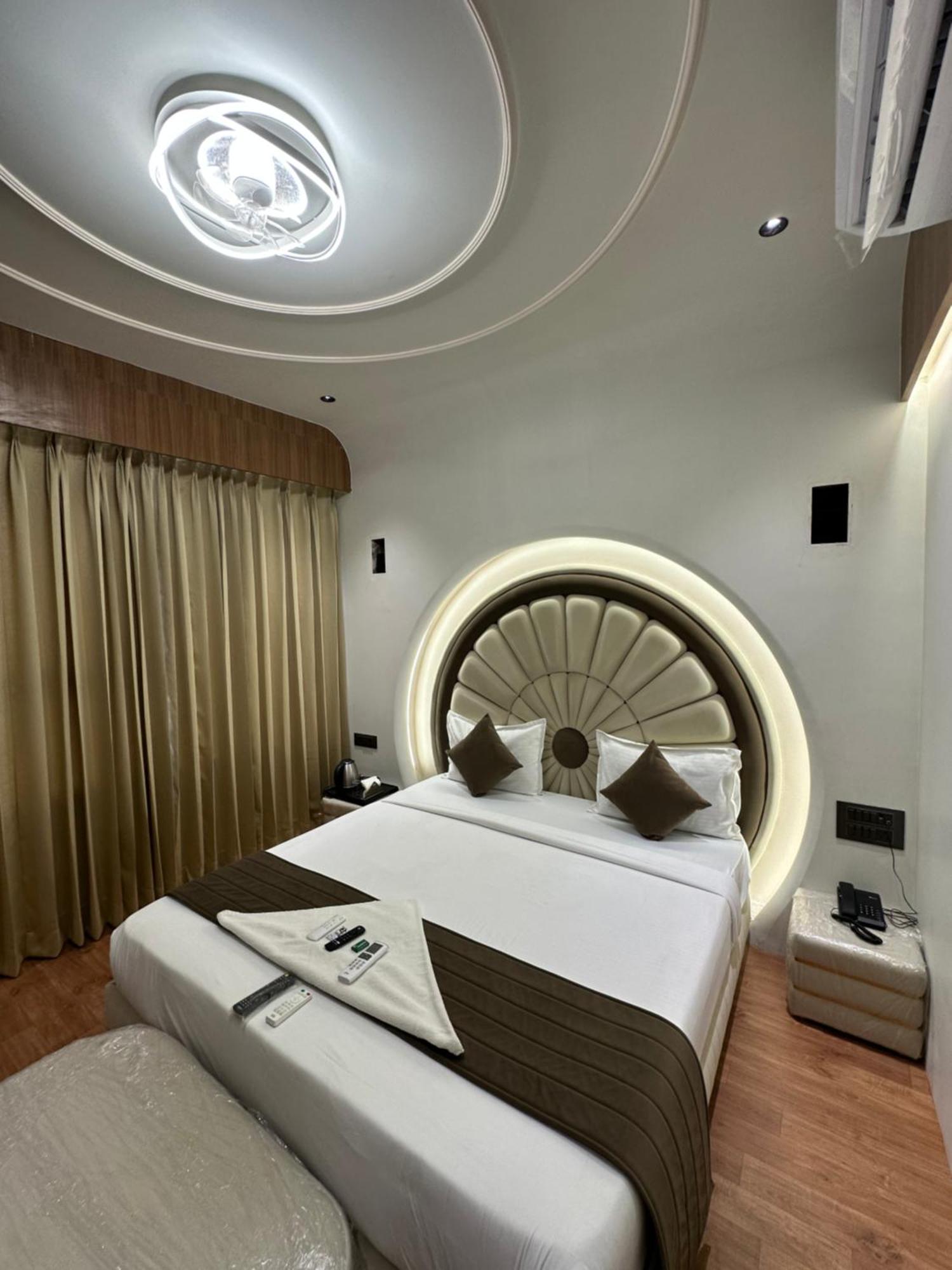 Hotel Victoria Prime Surat Bagian luar foto