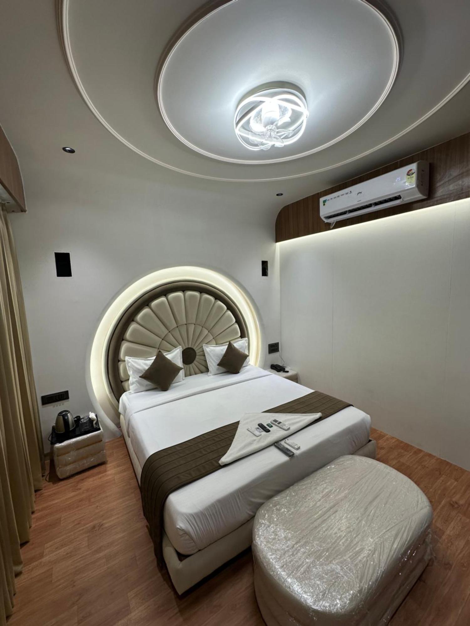 Hotel Victoria Prime Surat Bagian luar foto