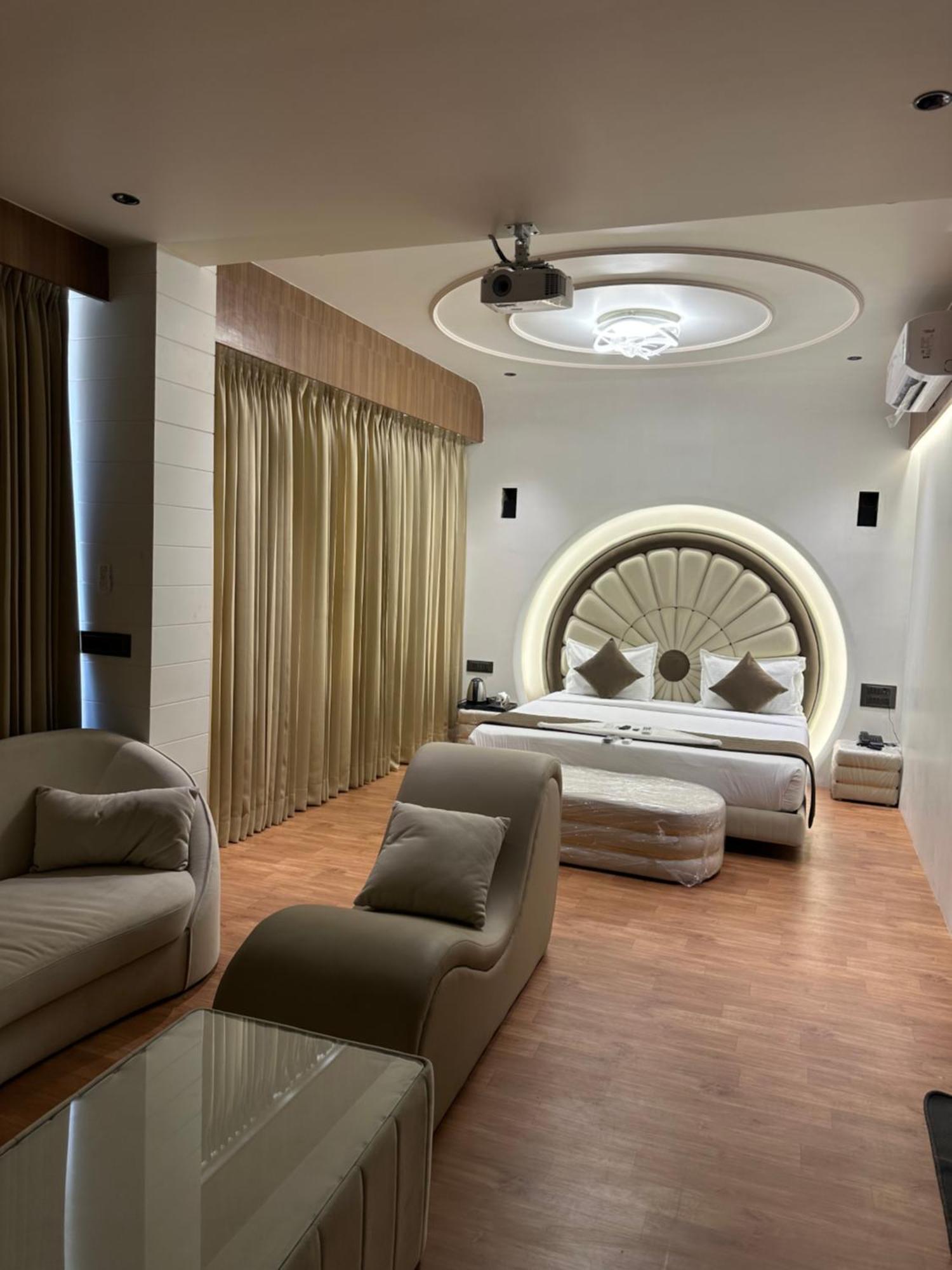 Hotel Victoria Prime Surat Bagian luar foto